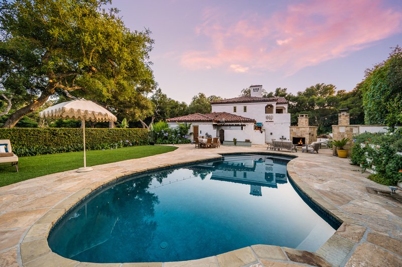 Alberca con vista de la casa al fondo