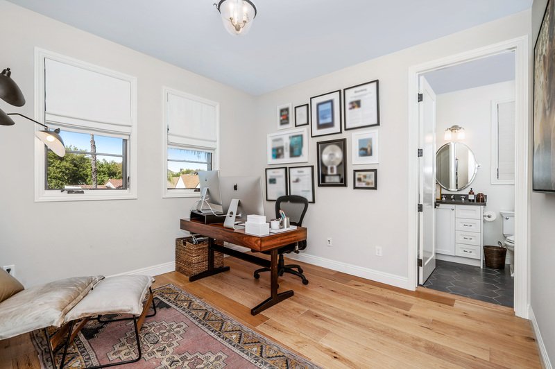 Oficina, estudio, con pared decorada con cuadros